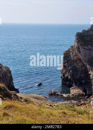 Tyneham Village, in der Nähe von Durdle Door am Jurassic Park in England, erstreckt sich unterhalb des Fußwegs zum höchsten Punkt der Klippenwanderung in Dorset und East Devon. England. Stockfoto