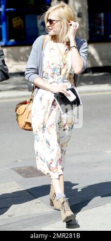 Die britische Fernseh- und Radiomoderatorin Fearne Cotton geht an einem windigen Tag mit einem Freund die Straße hinunter in London, Großbritannien. 04/27/11. Stockfoto