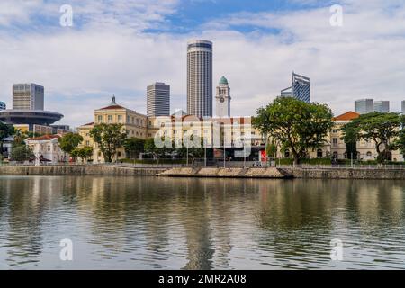 Eine Nahaufnahme des Asiatischen Zivilisationsmuseums an der Küste eines Ozeans in Singapur Stockfoto