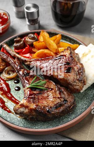 Leckere gegrillte Rippchen auf grauem Tisch Stockfoto