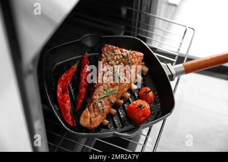 Köstliche geröstete Rippchen in der Pfanne im Ofen Stockfoto