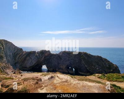 Tyneham Village, in der Nähe von Durdle Door am Jurassic Park in England, erstreckt sich unterhalb des Fußwegs zum höchsten Punkt der Klippenwanderung in Dorset und East Devon. England. Stockfoto