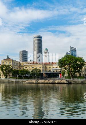 Eine vertikale Nahaufnahme des Museums für asiatische Zivilisationen an der Küste eines Ozeans in Singapur Stockfoto