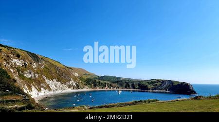 Tyneham Village, in der Nähe von Durdle Door am Jurassic Park in England, erstreckt sich unterhalb des Fußwegs zum höchsten Punkt der Klippenwanderung in Dorset und East Devon. England. Stockfoto