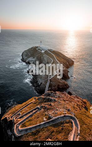 Eine vertikale Luftaufnahme des South Stack Lighthouse in Wales, Großbritannien Stockfoto