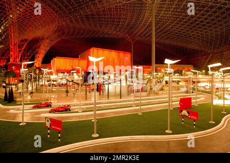Stimmungsvoller Blick auf Ferrari World, den größten überdachten Freizeitpark von worldÕs, der nach drei Jahren der Vorbereitung und des Baus heute für die Öffentlichkeit zugänglich ist. Die Yas Island Attraktion, auch der erste Freizeitpark im Nahen Osten, bietet eine Mischung aus Kinder-, Familien- und Nervenkitzel-Fahrgeschäften, einschließlich der weltweit gefrorenen Achterbahn, der Formula Rossa F1, die in 4,9 Sekunden von 0 auf 240 km fährt. Die Eröffnungsveranstaltungen für den Park werden die ganze Woche über im Vorfeld des Großen Preises der Formel 1 von Etihad Airways, der vom 12. Bis 14. November stattfindet, stattfinden. Yas Island, VAE. 11/04/10. Stockfoto