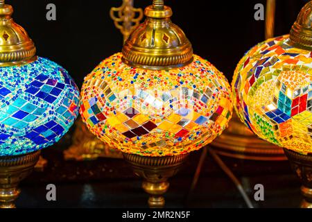 Farbenfrohe türkische Lampen auf einem Markt Stockfoto