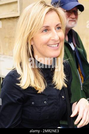 Die englische Fernsehpersönlichkeit Fiona Phillips lächelt, als sie auf der BBC Radio 4 ankommt, um über ihr neues Buch zu sprechen, eine Autobiografie, bevor ich es vergesse. 12 Jahre lang war Phillips der Hauptmoderator für das Morgenprogramm von GMTV, verließ die Show jedoch 2008 aus persönlichen Gründen, was sie jetzt offenbart hat, dass ihre Depression durch einen vollen Terminplan verursacht wurde und zusah, wie ihre beiden Eltern an Alzheimer leiden. Phillips kehrte im Sommer zu GMTV zurück, um Lorraine Kelly zu vertreten. London, Großbritannien. 09/04/10. Stockfoto