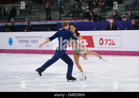 Madison Chock und Evan Bates (USA) treten beim Senior Ice Dance - Rhythm Dance des ISU Grand Prix des Eiskunstlauf-Finales Turin in Palavela auf. Stockfoto