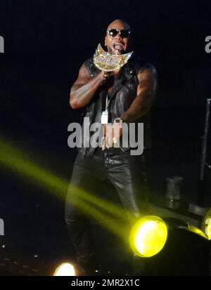 EXKLUSIV!! Flo Rida überrascht Jennifer Lopez auf der Bühne, während sie während ihrer World Tour mit Enrique Iglesias live in der American Airlines Arena auftritt. Flo Rida nahm das Mikrofon und spielte während eines von JLos Kostümwechseln ein Lied. Miami, Florida 31. August 2012. Stockfoto