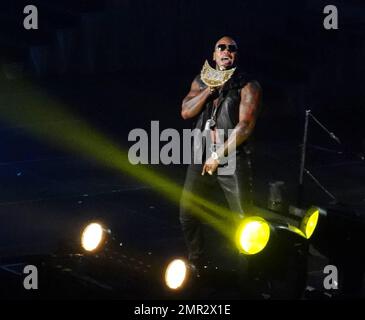 EXKLUSIV!! Flo Rida überrascht Jennifer Lopez auf der Bühne, während sie während ihrer World Tour mit Enrique Iglesias live in der American Airlines Arena auftritt. Flo Rida nahm das Mikrofon und spielte während eines von JLos Kostümwechseln ein Lied. Miami, Florida 31. August 2012. Stockfoto
