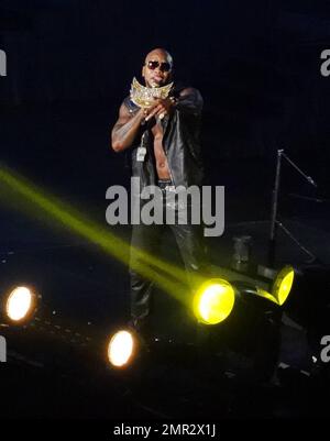 EXKLUSIV!! Flo Rida überrascht Jennifer Lopez auf der Bühne, während sie während ihrer World Tour mit Enrique Iglesias live in der American Airlines Arena auftritt. Flo Rida nahm das Mikrofon und spielte während eines von JLos Kostümwechseln ein Lied. Miami, Florida 31. August 2012. Stockfoto