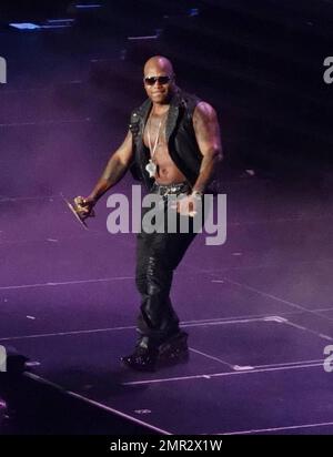 EXKLUSIV!! Flo Rida überrascht Jennifer Lopez auf der Bühne, während sie während ihrer World Tour mit Enrique Iglesias live in der American Airlines Arena auftritt. Flo Rida nahm das Mikrofon und spielte während eines von JLos Kostümwechseln ein Lied. Miami, Florida 31. August 2012. Stockfoto