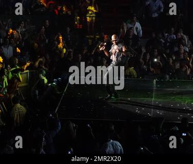 EXKLUSIV!! Flo Rida überrascht Jennifer Lopez auf der Bühne, während sie während ihrer World Tour mit Enrique Iglesias live in der American Airlines Arena auftritt. Flo Rida nahm das Mikrofon und spielte während eines von JLos Kostümwechseln ein Lied. Miami, Florida 31. August 2012. Stockfoto