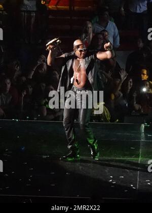 EXKLUSIV!! Flo Rida überrascht Jennifer Lopez auf der Bühne, während sie während ihrer World Tour mit Enrique Iglesias live in der American Airlines Arena auftritt. Flo Rida nahm das Mikrofon und spielte während eines von JLos Kostümwechseln ein Lied. Miami, Florida 31. August 2012. Stockfoto