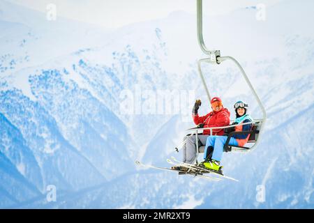 Gudauri, Georgien - 15. januar 2022: Zwei Skifahrer, Mutter und Tochter im kaukasus. Fantastische Aussicht. Seilbahn für Familien Stockfoto