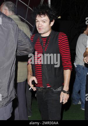 Avril Lavignes Ex-Ehemann, der kanadische Musiker Deryck Whibley, wurde gesehen, wie er auf das Konzert „Foo Fighters“ im Forum wartete. Los Angeles, Kalifornien. 14. Oktober 2011. Stockfoto