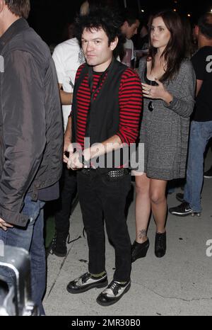 Avril Lavignes Ex-Ehemann, der kanadische Musiker Deryck Whibley, wurde gesehen, wie er auf das Konzert „Foo Fighters“ im Forum wartete. Los Angeles, Kalifornien. 14. Oktober 2011. Stockfoto