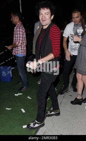 Avril Lavignes Ex-Ehemann, der kanadische Musiker Deryck Whibley, wurde gesehen, wie er auf das Konzert „Foo Fighters“ im Forum wartete. Los Angeles, Kalifornien. 14. Oktober 2011. Stockfoto