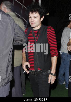 Avril Lavignes Ex-Ehemann, der kanadische Musiker Deryck Whibley, wurde gesehen, wie er auf das Konzert „Foo Fighters“ im Forum wartete. Los Angeles, Kalifornien. 14. Oktober 2011. . Stockfoto