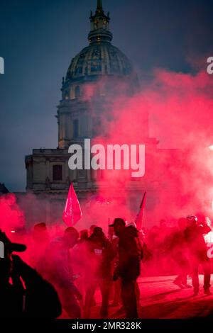 Frankreich / Paris, 31/01/2023, Gerard Cambon / Le Pictorium - Streik gegen die Rentenreform in Paris - 31/1/2023 - Frankreich / Paris / Paris - Demonstration in Paris durch das Intersyndicale, das am Dienstag, den 31. Januar, einen Streik gegen die Rentenreform der Regierung forderte. Stockfoto