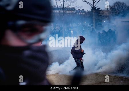 Frankreich / Paris, 31/01/2023, Gerard Cambon / Le Pictorium - Streik gegen die Rentenreform in Paris - 31/1/2023 - Frankreich / Paris / Paris - Demonstration in Paris durch das Intersyndicale, das am Dienstag, den 31. Januar, einen Streik gegen die Rentenreform der Regierung forderte. Stockfoto