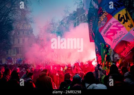 Frankreich / Paris, 31/01/2023, Gerard Cambon / Le Pictorium - Streik gegen die Rentenreform in Paris - 31/1/2023 - Frankreich / Paris / Paris - Demonstration in Paris durch das Intersyndicale, das am Dienstag, den 31. Januar, einen Streik gegen die Rentenreform der Regierung forderte. Stockfoto