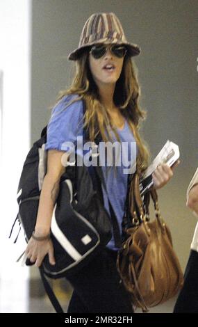 Exklusiv!! Die Schauspielerin Megan Fox kommt am Louis Armstrong International Airport an, um einen Flug von New Orleans, LA, zu nehmen. 5/10/09. Stockfoto