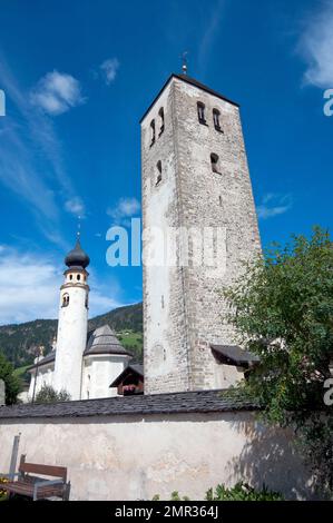 Kollegialkirche und links die Kirche San Michael mit zylindrischem Glockenturm, San Candido (Innichen), Pusteria-Tal, Trentino-Südtirol, Italien Stockfoto