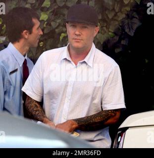 Fred Durst, der vor kurzem die Scheidung eingereicht hat, nachdem er drei Monate mit Esther Nazaroy verheiratet war, wurde heute mit einer mysteriösen Blondine im Ivy in Los Angeles, Kalifornien, gesehen. 11/10/09. Stockfoto