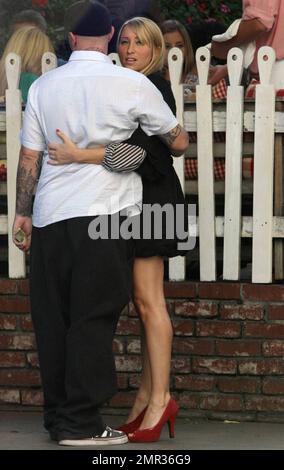 Fred Durst, der kürzlich die Scheidung eingereicht hat, nach drei Monaten Ehe mit Esther Nazaroy, wurde heute mit einer mysteriösen Blondine im Ivy in Los Angeles, Kalifornien, gesehen. 11/10/09. Stockfoto