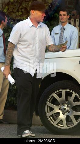 Fred Durst, der kürzlich die Scheidung eingereicht hat, nach drei Monaten Ehe mit Esther Nazaroy, wurde heute mit einer mysteriösen Blondine im Ivy in Los Angeles, Kalifornien, gesehen. 11/10/09. Stockfoto