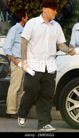 Fred Durst, der kürzlich die Scheidung eingereicht hat, nach drei Monaten Ehe mit Esther Nazaroy, wurde heute mit einer mysteriösen Blondine im Ivy in Los Angeles, Kalifornien, gesehen. 11/10/09. Stockfoto