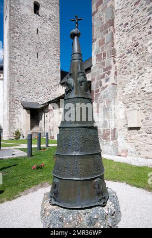 Bronzemuster aus dem Ersten und Zweiten Weltkrieg in der Nähe der Collegiatskirche, San Candido (Innichen), Trentino-Südtirol, Italien Stockfoto