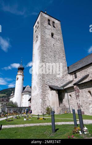 Kollegialkirche und links die Kirche San Michael mit zylindrischem Glockenturm, San Candido (Innichen), Pusteria-Tal, Trentino-Südtirol, Italien Stockfoto