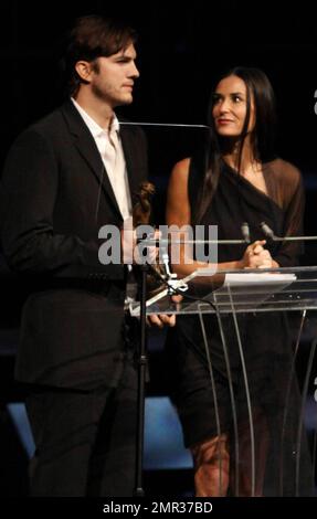 Ashton Kutcher und Demi Moore verleihen den Frederick Douglas Award bei den Freedom Awards 2010, um die Bemühungen von Menschen zu feiern, die weltweit gegen Menschenhandel und Sklaverei kämpfen, im Redondo Beach Performing Arts Center in Redondo Beach, Kalifornien. 11/7/10 Stockfoto