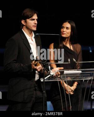 Ashton Kutcher und Demi Moore verleihen den Frederick Douglas Award bei den Freedom Awards 2010, um die Bemühungen von Menschen zu feiern, die weltweit gegen Menschenhandel und Sklaverei kämpfen, im Redondo Beach Performing Arts Center in Redondo Beach, Kalifornien. 11/7/10 Stockfoto