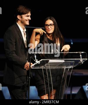 Ashton Kutcher und Demi Moore verleihen den Frederick Douglas Award bei den Freedom Awards 2010, um die Bemühungen von Menschen zu feiern, die weltweit gegen Menschenhandel und Sklaverei kämpfen, im Redondo Beach Performing Arts Center in Redondo Beach, Kalifornien. 11/7/10 Stockfoto