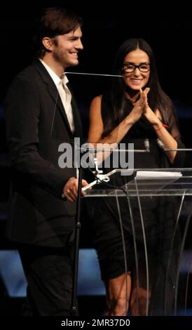 Ashton Kutcher und Demi Moore verleihen den Frederick Douglas Award bei den Freedom Awards 2010, um die Bemühungen von Menschen zu feiern, die weltweit gegen Menschenhandel und Sklaverei kämpfen, im Redondo Beach Performing Arts Center in Redondo Beach, Kalifornien. 11/7/10 Stockfoto