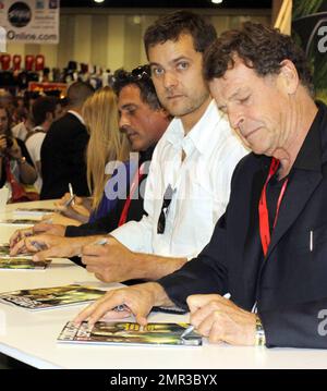 Joshua Jackson und John Noble bei einer Unterzeichnung der TV-Serie „Fringe“ während der Comic-Con 2010 im San Diego Convention Center. San Diego, Kalifornien. 07/24/10. Stockfoto