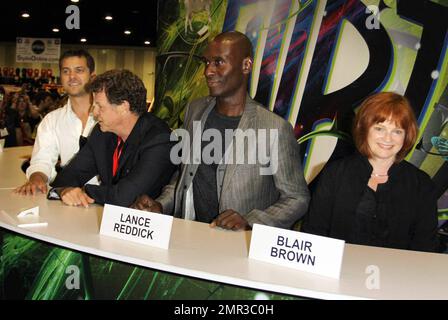 Joshua Jackson, John Noble, Lance Reddick und Blair Brown bei einer Signierveranstaltung für die TV-Serie „Fringe“ während der Comic-Con 2010 im San Diego Convention Center. San Diego, Kalifornien. 07/24/10. . Stockfoto