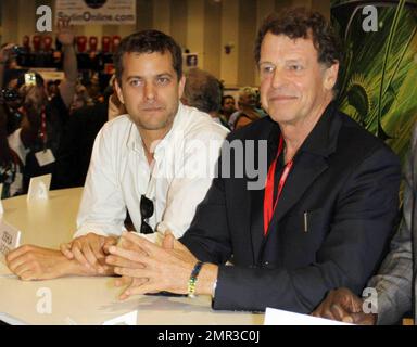 Joshua Jackson und John Noble bei einer Unterzeichnung der TV-Serie „Fringe“ während der Comic-Con 2010 im San Diego Convention Center. San Diego, Kalifornien. 07/24/10. . Stockfoto