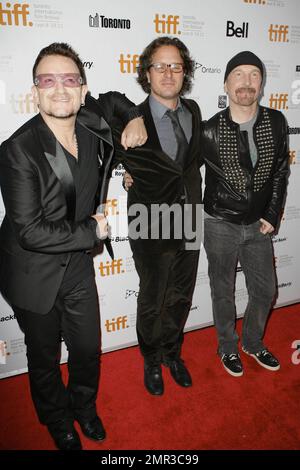 Regisseur Davis Guggenheim mit Bono and the Edge von U2 auf der Premiere „From the Sky Down“ des Toronto International Film Festival 2011 in der Roy Thompson Hall. Toronto, Kanada. 8. September 2011 Stockfoto