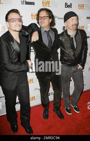 Regisseur Davis Guggenheim mit Bono and the Edge von U2 auf der Premiere „From the Sky Down“ des Toronto International Film Festival 2011 in der Roy Thompson Hall. Toronto, Kanada. 8. September 2011 Stockfoto