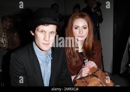 Nachdem er sich um das Geschäft gekümmert hat und an der Eröffnung des Doctor Who Experience teilgenommen hat, sitzt der „Doctor Who“-Schauspieler Matt Smith in der ersten Reihe auf der Pam Hogg Modenschau, wo sein On-Off-Freundin Daisy Lowe während der London Fashion Week auf dem Laufsteg lief. London, Großbritannien. 02/20/11. Stockfoto
