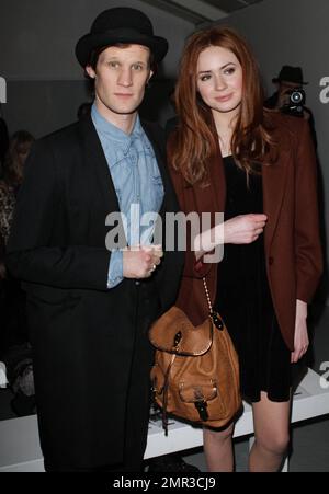 Nachdem er sich um das Geschäft gekümmert hat und an der Eröffnung des Doctor Who Experience teilgenommen hat, sitzt der „Doctor Who“-Schauspieler Matt Smith in der ersten Reihe auf der Pam Hogg Modenschau, wo sein On-Off-Freundin Daisy Lowe während der London Fashion Week auf dem Laufsteg lief. London, Großbritannien. 02/20/11. Stockfoto