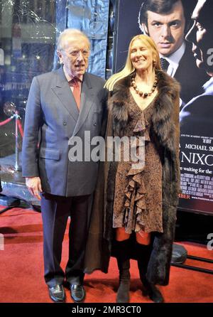 Sir David Frost und seine Frau Carina nehmen an der New Yorker Premiere von "Frost/Nixon" Teil. New York, NY. 11/17/08. Stockfoto