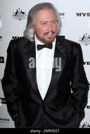 Barry Gibb posiert für Fotografen auf der Black Tie Gala „G'Day USA 2011" im Hollywood Palladium, die die australische Woche feiert und „Alle Dinge in Australien, in den USA, wie Wirtschaft, Innovation, Film, Musik, Kultur und Umwelt, fördert“. Los Angeles, Kalifornien. 01/22/11. Stockfoto