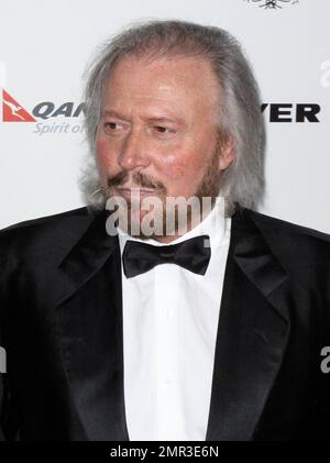 Barry Gibb posiert für Fotografen auf der Black Tie Gala „G'Day USA 2011" im Hollywood Palladium, die die australische Woche feiert und „Alle Dinge in Australien, in den USA, wie Wirtschaft, Innovation, Film, Musik, Kultur und Umwelt, fördert“. Los Angeles, Kalifornien. 01/22/11. Stockfoto