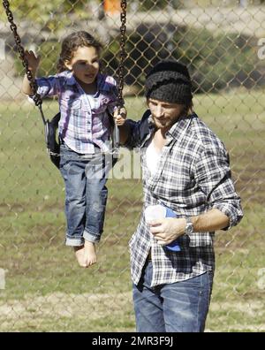 Gabriel Aubry verbringt einen Tag mit seiner Tochter Nahla in einem Park. In ähnlichen Outfits, bestehend aus Jeans und einem karierten Hemd, trug Aubry Nahla, bevor sie Hand in Hand spazierte und ihren Roller und Helm trug. Während ihres Besuchs tat sie so, als würde sie fliegen, während ihr Vater sie auf den Schaukeln schubste und die beiden sich vor ihrer Abreise auf einer Parkbank in intimer Atmosphäre kuschelten. Aubry und Nahlas mutter Halle Berry haben das gemeinsame Sorgerecht für Nahla, aber es wird berichtet, dass er die letzte Schlacht verloren hat, nachdem ein Richter seinen Antrag abgelehnt hat, eine Anforderung aufzuheben, dass eine Nanny während seiner Obhut anwesend sein muss V Stockfoto